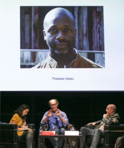 Will Gompertz (centro), Fernando Castro Flórez y la intérprete, durante el diálogo de ayer en el Festival Eñe.