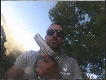 Igor el Ruso muestra un arma en un 'selfie' que aparece en el sumario de la causa.