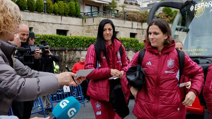 Desde la izquierda, las jugadoras de la selección Jenni Hermoso y Laia Codina, a su llegada este jueves al hotel de Sanxenxo.