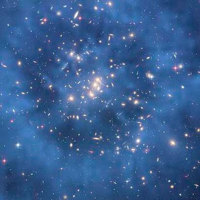 Imagen captada por el telescopio <i>Hubble</i> que según los expertos muestra un anillo fantasmal de materia oscura que prueba la existencia de esta sustancia invisible.