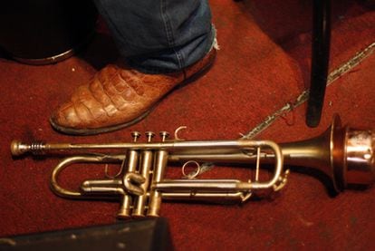 La trompeta junto al pie de Jerry González, mientras tocaba las congas el martes en el Café Central, donde está toda la semana.