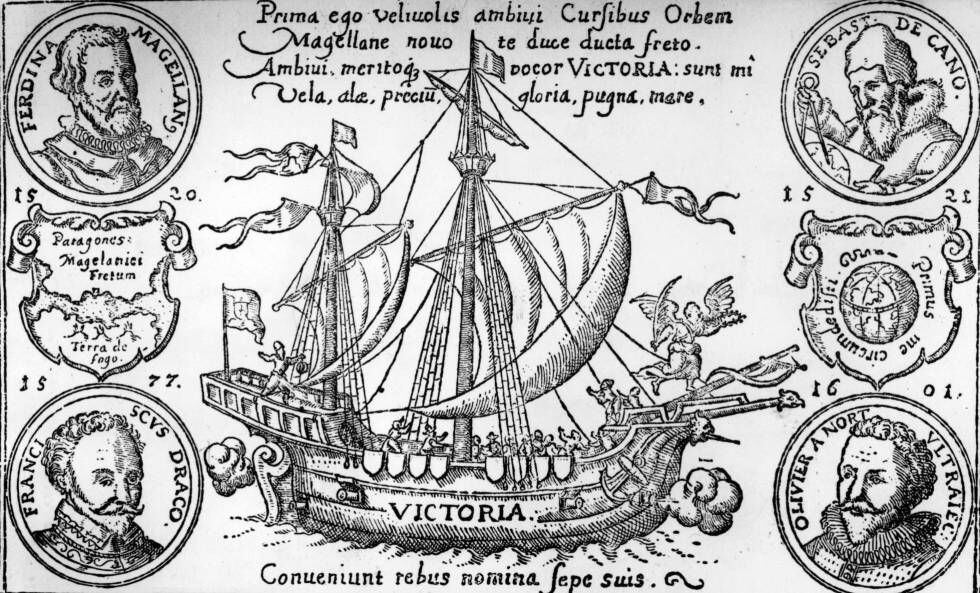 Grabado de la nave 'Victoria' fechado hacia 1580, con los retratos en medallón de Fernando de Magallanes (arriba a la izquierda) y Juan Sebastián Elcano (arriba a la derecha).