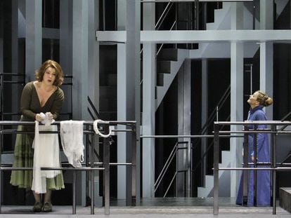 La soprano Evelyn Herlitzius (izquierda) y la mezzosoprano Christa Mayer (Isolda y Brangane), en un ensayo.