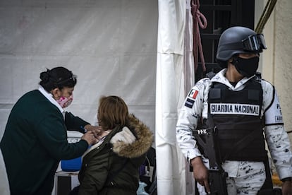 Un miembro de la Guardia Nacional custodia un punto de vacunación contra la covid en México, el 17 de febrero.