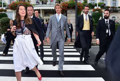 Pierre Casiraghi, hijo menor de Carolina de Mónaco, deja el hotel para dirigirse a la ceremonia.