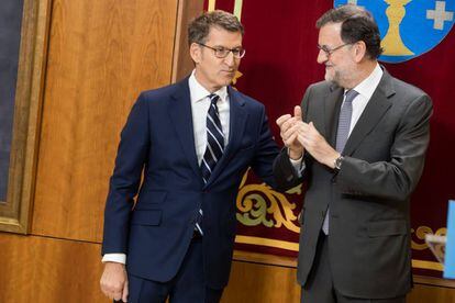 Feij&oacute;o y Rajoy, durante el acto de investidura del primero como presidente de la Xunta.