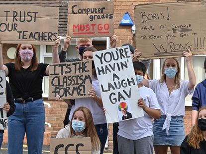 Un grupo de estudiantes, en una protesta contra el nuevo método de evaluación propuesto por el Gobierno de Boris Johnson, en Codsall, este lunes.