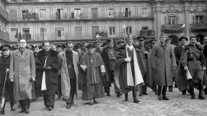 El cardenal Isidro Gom&aacute;, Jos&eacute; Mill&aacute;n Astray (3d) y otras personalidades del r&eacute;gimen celebran en Salamanca la toma de Tarragona por las tropas de Franco en la guerra civil.