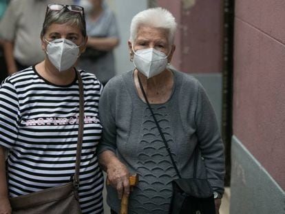 Dos mujeres, en el barrio de la Trinitat Vella (Barcelona), este sábado. 