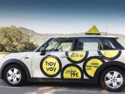 Uno de los coches de la cadena de autoescuelas Hoy-Voy. 