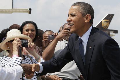Obama llega al aeropuerto de Morrisville (Carolina del Norte) para visitar una fábrica local.