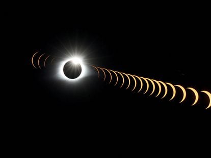 Una composición de 21 fotografías de un eclipse solar sobre Tennessee (EE UU), en 2017.