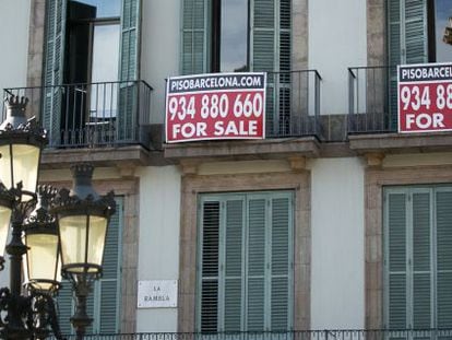 Cartel de piso en venta en un edificio de viviendas en la Rambla de Barcelona.