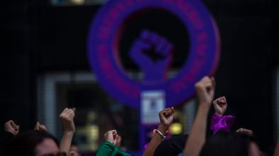 Mujeres levantan las manos  durante una protesta feminista en Ciudad de MŽxico el d’a 14 de febrero de 2020. El movimiento feminista de MŽxico, ha convocado a una jornada de movilizaciones en la ciudad, para exigir al gobierno ponga un alto a la violencia de gŽnero en el pa’s. MŽxico maneja una tasa de feminicidios de las m‡s altas de LatinoamŽrica con 10 mujeres asesinadas por d’a.  