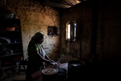 Victoria Aguilón prepara un palto de salsa en la cocina de su casa en Comitancillo, Guatemala.