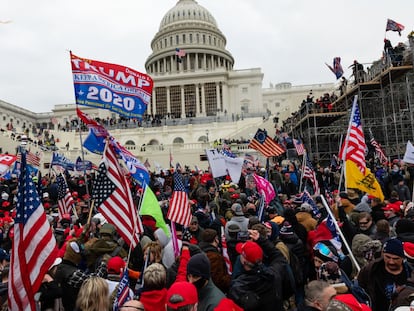 Seguidores de Trump, durante la toma del Capitolio en Washington, el pasado 6 de enero.