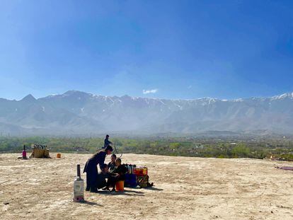 Varios niños venden té en las colinas del lago Qargah, a las afueras de Kabul. La mitad de la población de Afganistán, más de 18 millones de personas necesitan ayuda humanitaria de forma urgente. Entre ellos están casi 10 millones de niños.