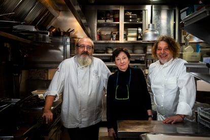 Iñaki Camba, Andrés Madrigal y Maité Camarillo, propietaria junto a Camba del restaurante Arce.