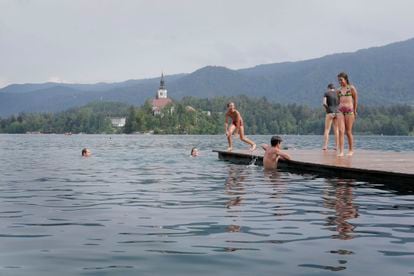 Gente bañándose en el lago Bled (Eslovenia).