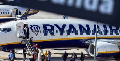 Varios viajeros descienden de un avión de Ryanair.