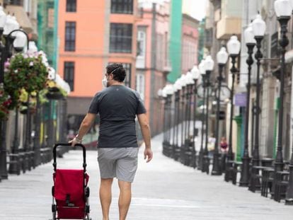 Un hombre camina este miércoles por la desierta calle de Triana, en Las Palmas de Gran Canaria, uno de las zonas de ocio y comercio más importantes de la ciudad. 