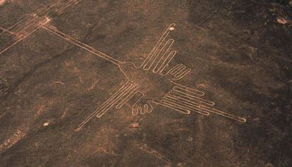 Petroglifo de un colibrí en Nazca (Perú).