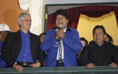 Morales celebra el triomf amb el seu vicepresident i canceller.