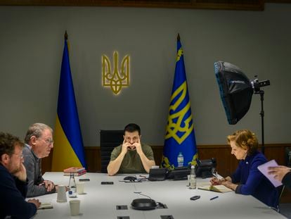 El presidente de Ucrania, Volodímir Zelenski, con los periodistas Jeff Goldberg y Anne Applebaum, en Kiev en abril de 2022.