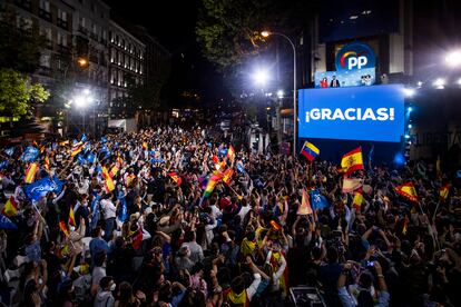 Isabel Díaz Ayuso celebra la victoria, desde el balcón de la sede del PP, en la calle Génova.