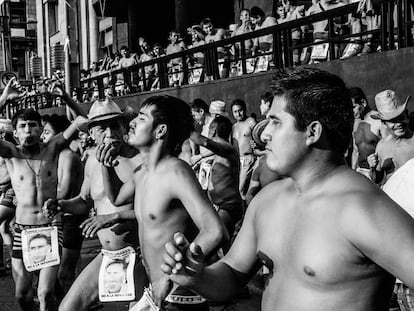 Miembros del movimiento de los 400 pueblos protestan bailando semidesnudos en Ciudad de México.