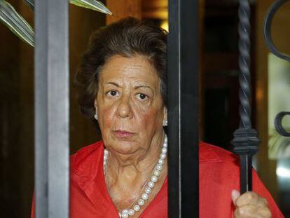 Rita Barbera la ex alcaldesa de Valencia saliendo de su casa anoche.