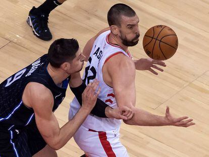 Marc Gasol, defendido por Vucevic.