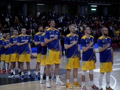 Los jugadores del la selección ucraniana de baloncesto escuchan el himno nacional, antes del partido contra España en Córdoba.