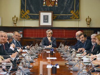 El presidente del Consejo General del Poder Judicial (CGPJ), Carlos Lesmes, preside un Pleno extraordinario.