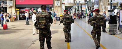 Diversos soldats patrullaven aquest dissabte a l'estació Gare du Nord a París.