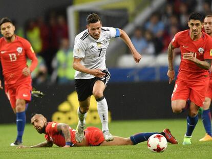 Draxler regatea a Vidal durante el partido.