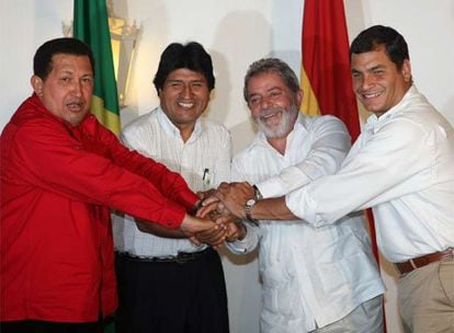 De izquierda a derecha, el presidente venezolano, Hugo Chávez; el boliviano, Evo Morales; el brasileño, Luiz Inácio Lula da Silva, y el ecuatoriano, Rafael Correa, durante la cumbre que celebraron en Manaos, en la Amazonia brasileña.