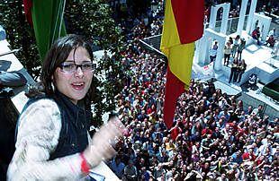 Rosa saluda desde el balcón del Ayuntamiento de Granada a sus muchos admiradores.
