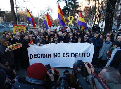 El presidente catalán, Quim Torra (centro), y el presidente del Parlamento catalán, Roger Torrent, se han congregado con medio centenar de personas en una calle próxima al Supremo.