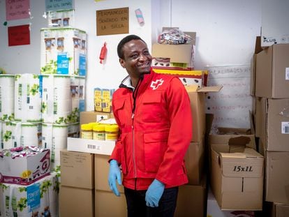 Félix Sesay, migrante del Àquarius, reparte en Torrent lotes de comida como voluntario de Cruz Roja.