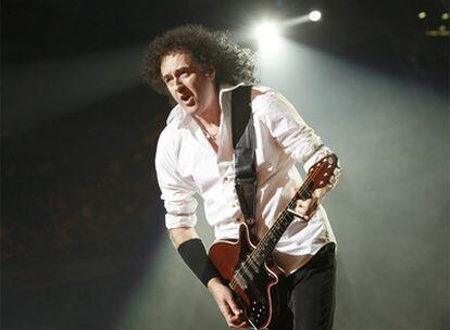 El guitarrista Brian May, durante el concierto de Queen en el Palacio de Deportes.