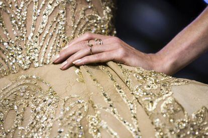 Detalle de las incrustaciones y los bordados de uno de los vestidos de alta costura presentados este miércoles por el modisto libanés.