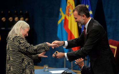 El Rey Felipe entrega a la historiadora Mary Beard (i) el Premio Princesa de Asturias de Ciencias Sociales 2016.