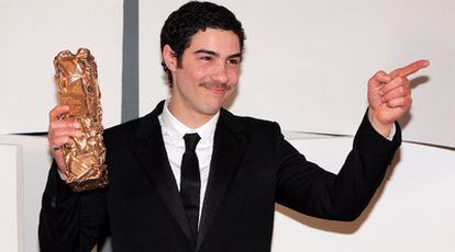 El actor francés Tahar Rahim posa con su premio César por su papel en 'Un profeta'.