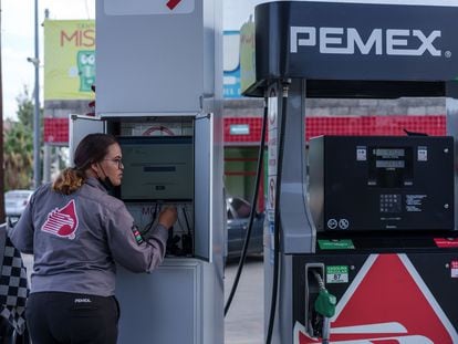 Una trabajadora en una gasolinera en Ciudad Juárez (Chihuahua).