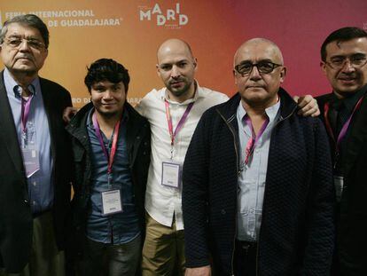 De izquierda a derecha, los escritores Sergio Ram&iacute;rez, Mario Martz, Giovani Rodr&iacute;guez, Erick Bland&oacute;n y Luis Diego Guillen, en la Feria Internacional del Libro de Guadalajara.