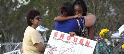 Una estudiante del colegio de Florida en el que perdieron la vida 17 personas en un tiroteo.