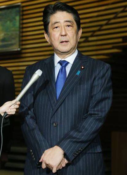 El primer ministro japonés, Shinzo Abe, anuncia en rueda de prensa en Tokio su visita a Pearl Harbor.