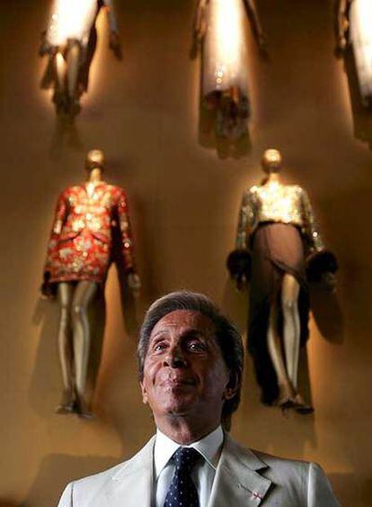 Valentino, en una exposición sobre su obra.