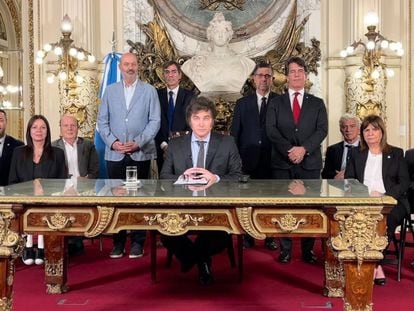 El presidente de Argentina, Javier Milei, acompañado de los ministros, durante el mensaje del miércoles por la noche desde la Casa Rosada, en Buenos Aires.